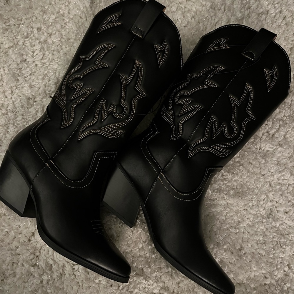 NWOT Black Soda Cowgirl Boots. Size 8.5